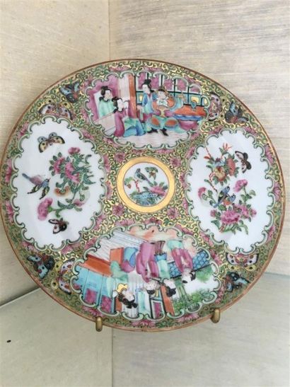 SIX ASSIETTES en porcelaine de Canton à décor...