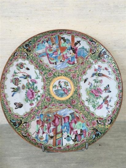 SIX ASSIETTES en porcelaine de Canton à décor...