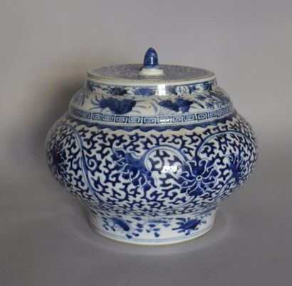 POTICHE COUVERTE en porcelaine de Chine à...