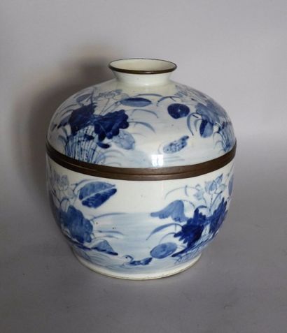 POT COUVERT en porcelaine de Chine.
XIXe...
