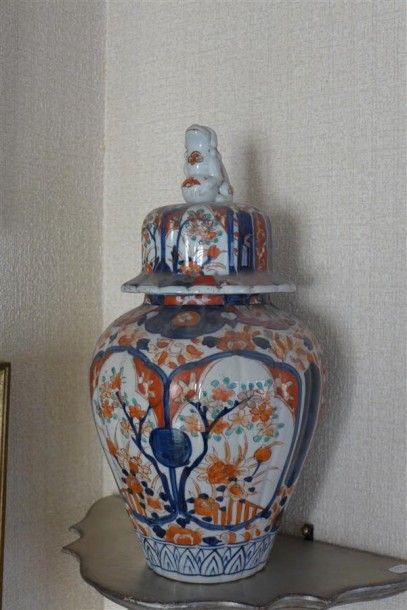 POT COUVERT en porcelaine Imari à décor euri...