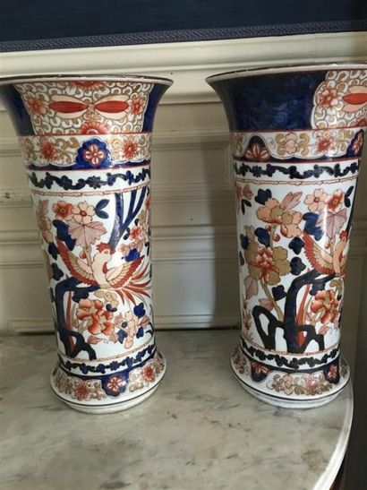 PAIRE DE VASES cornet en porcelaine à décor...