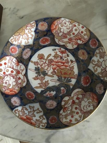 ASSIETTE en porcelaine à décor Imari de eurs...