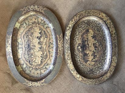 DEUX PLATEAUX ovales en bois laqué doré à...