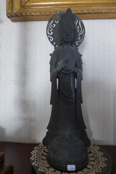 STATUE en bronze patiné représentant un «Bouddha...