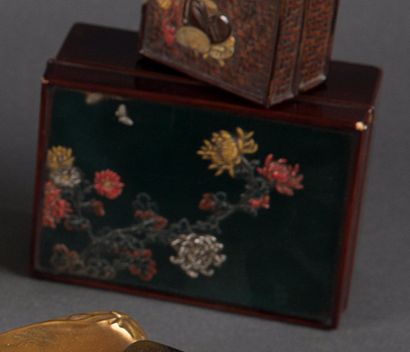 BOÎTE rectangulaire en laque. Le dessus décoré...