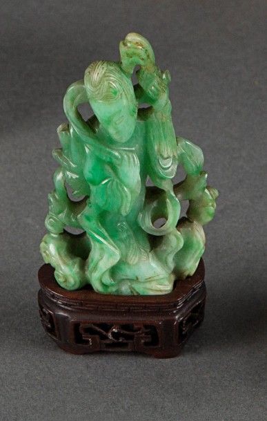 STATUETTE de Guanyin en jadéite. Debout,...
