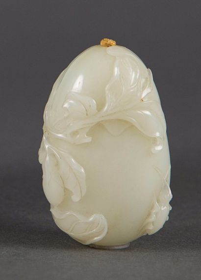 TABATIÈRE en jade blanc sculpté en forme...