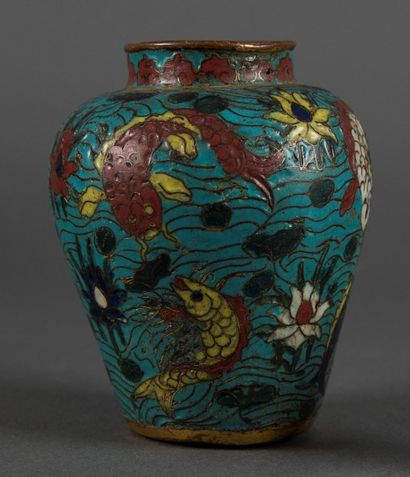 PETIT VASE en bronze doré et émaux cloisonnés...