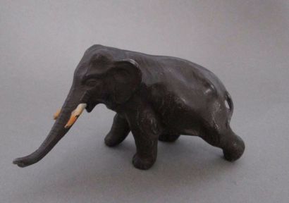 BRONZE représentant un éléphant marchant.
Travail...