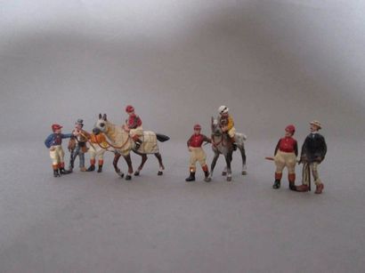 QUATRE GROUPE DE PERSONNAGE du monde des...