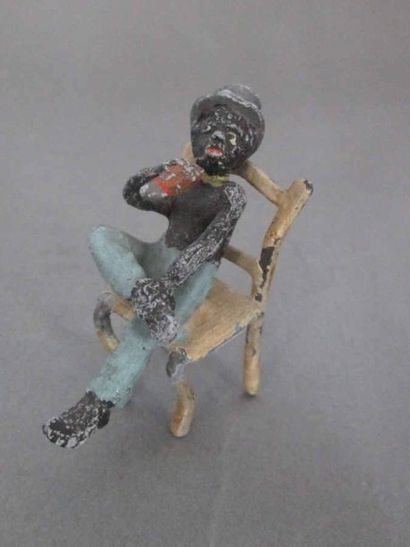 HOMME NOIR ASSIS coiffé d'un haut-de-forme...