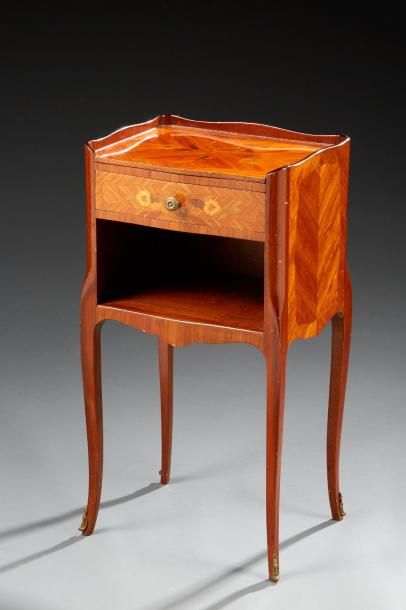 Table de chevet de style Louis XV en bois...