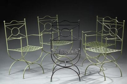 Suite de cinq fauteuils de jardin, de forme...