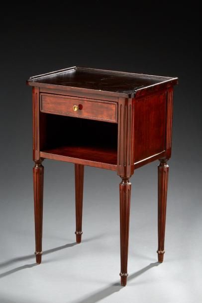 Chevet de style Louis XVI en placage d’acajou,...