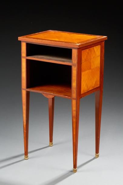 Chevet de style Louis XVI en bois de placage....