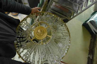 Paire de lustres circulaires en métal doré...