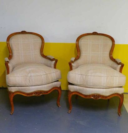 Paire de bergères cabriolet en bois naturel...