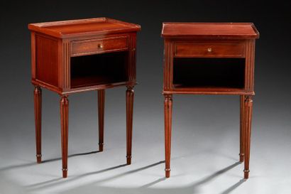 Suite de six tables de chevet en bois teinté...