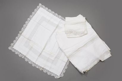 Grand drap en fil brodé CM avec dentelle...