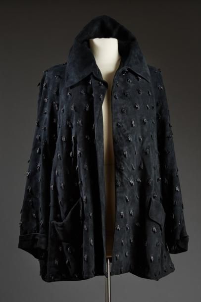 ALAIA

Veste noire en agneau, rebrodée de...
