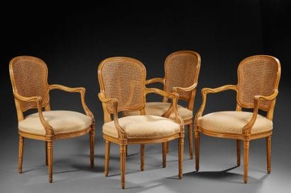 Suite de quatre fauteuils cabriolet en bois...
