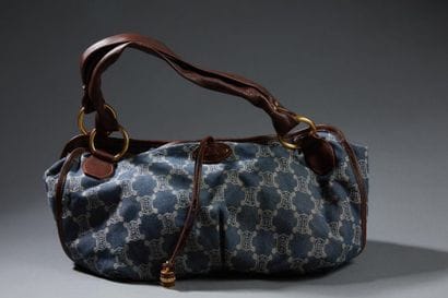 CELINE 

Sac à main en toile jean siglé,...
