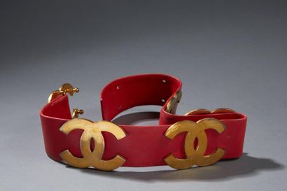 CHANEL

Large ceinture en cuir rouge siglée,...