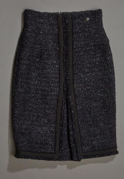 CHANEL

Jupe noir en lainage tissé et passementerie

Collection...