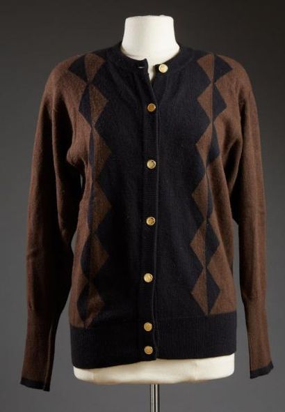 CHANEL

Cardigan en cachemire brun à arlequin...