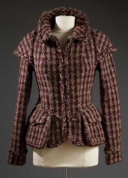 CHANEL

Veste zippée

Lainage, passementerie...
