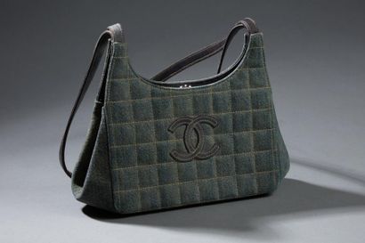 CHANEL

Sac double bandoulière en tissu matelassé...