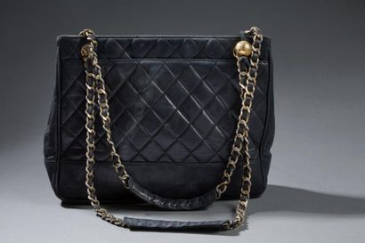 CHANEL

Sac cabas en cuir noir matelassé...