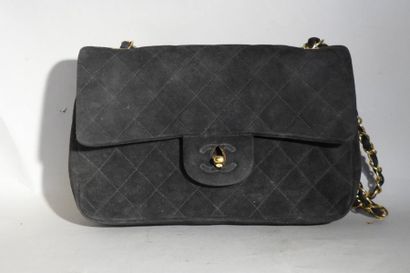 CHANEL

Sac en daim matelassé noir.

(Manque...