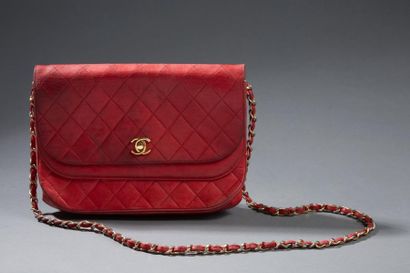 CHANEL

Sac bandoulière en cuir rouge ma...