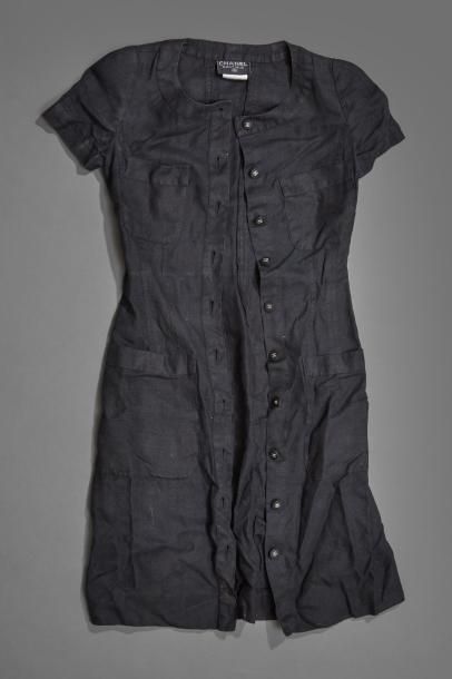 CHANEL Boutique

Robe en lin noir, boutonnage...