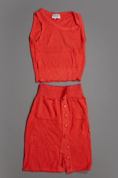 CHANEL Boutique

Ensembe en maille corail...