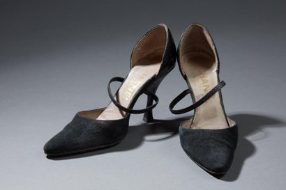CHANEL 

Paire d'escarpins à lanières en...