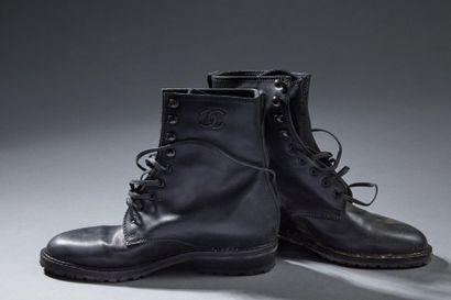 CHANEL

Paire de boots en cuir noir, siglées

Taille...