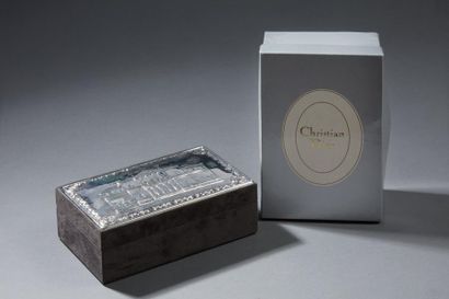 Christian DIOR

Boîte rectangulaire en alcantara...