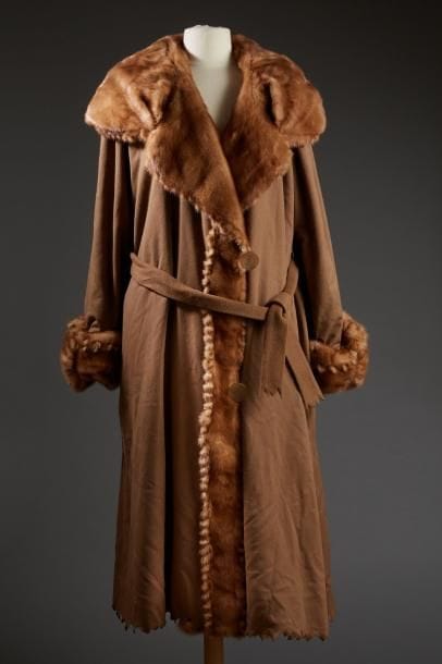 FENDI

Manteau pelisse de dame à capuche...