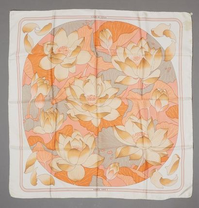 HERMES Paris

Fleurs de Lotus 

Carré en...