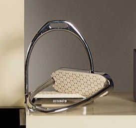 *HERMES Paris

Deux étriers en métal chromé...