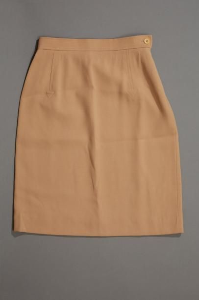 HERMES Paris

Jupe beige en laine, signée.

Taille...