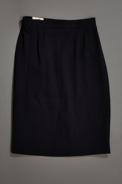 HERMES Paris

Une jupe bleue marine en laine.

Taille...