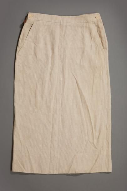 HERMES Paris

Une jupe beige en lin rayée

Taille...