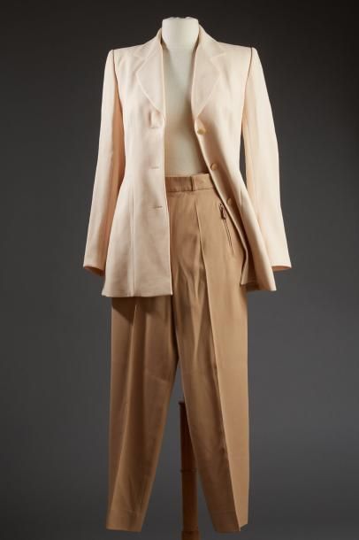 HERMES Paris 

Un pantalon beige, taille...
