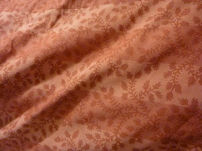 Cinq tapis de table circulaires en damas...