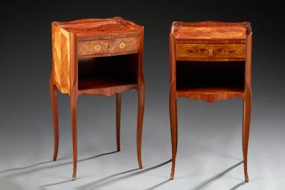 Paire de tables de chevet de style Louis...