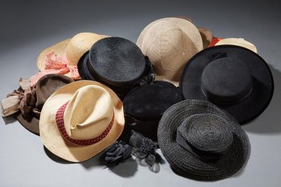 Lot de chapeaux et un carton en paille f...
